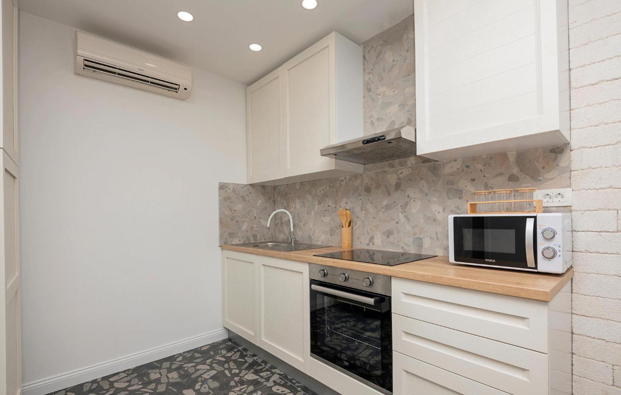 Cozy Apartment In Makarska With Kitchen Luaran gambar